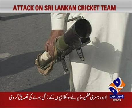 tonci napadli v Lhaur v Pkistnu autobus se srlanskm kriketovm tmem. (3. bezen 2009)