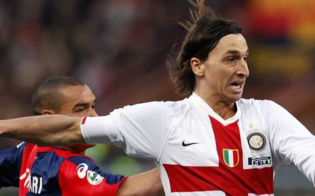 U míe milánský útoník Zlatan Ibrahimovic, janovský protihrá ho stíhá marn