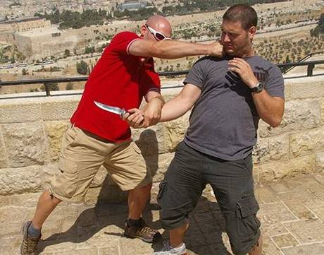 V edivm triku se pi trninku v Izraeli brn Jess Sorensen, editel a vrchn instruktor dnsk poboky krav maga