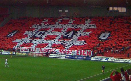 Choreografie slvistickch fanouk k bezpenostn situaci na stadionu.