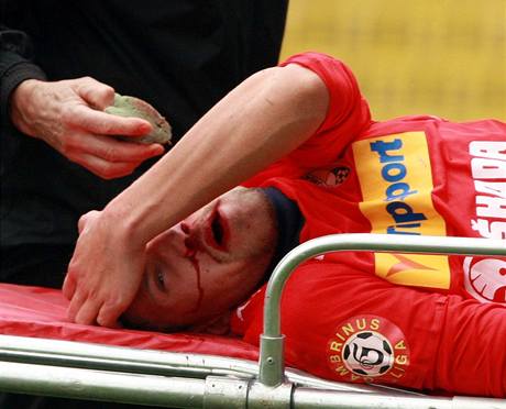 Plzeský obránce Jan Halama skonil s bolestivou ránou na nosítkách.
