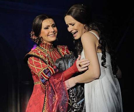 O roli Lisy del Giocondo se dlí Monika Absolonová (na snímku s Helenou Vondrákovou), Dasha a Marta Jandová.