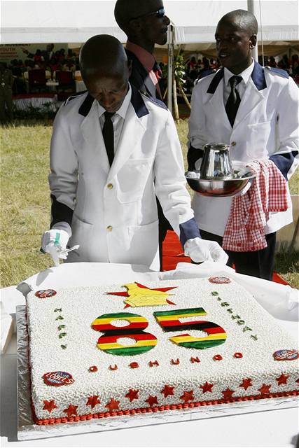 Zimbabwsk prezident Robert Mugabe okzale oslavoval 85. narozeniny