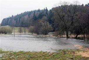 Podle pedpovdi meteorolog by hladiny eky mly zaít u bhem dneka klesat. Ilustraní foto