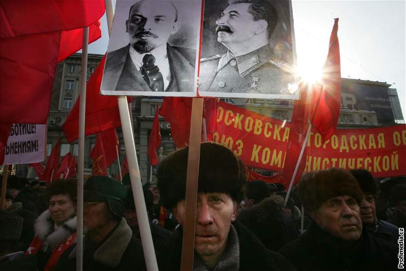 Komunisté se nadechují. Komunistická strana je dnes jediným vánjím oponentem Kremlu. Takto její píznivci demonstrovali 23. února v Moskv.