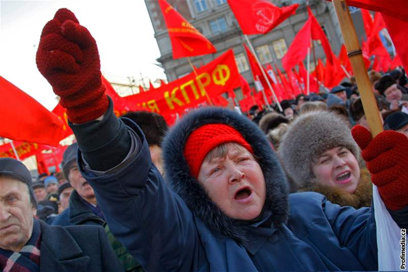 Komunisté se nadechují. Komunistická strana je dnes jediným vánjím oponentem Kremlu. Takto její píznivci demonstrovali 23. února v Moskv.