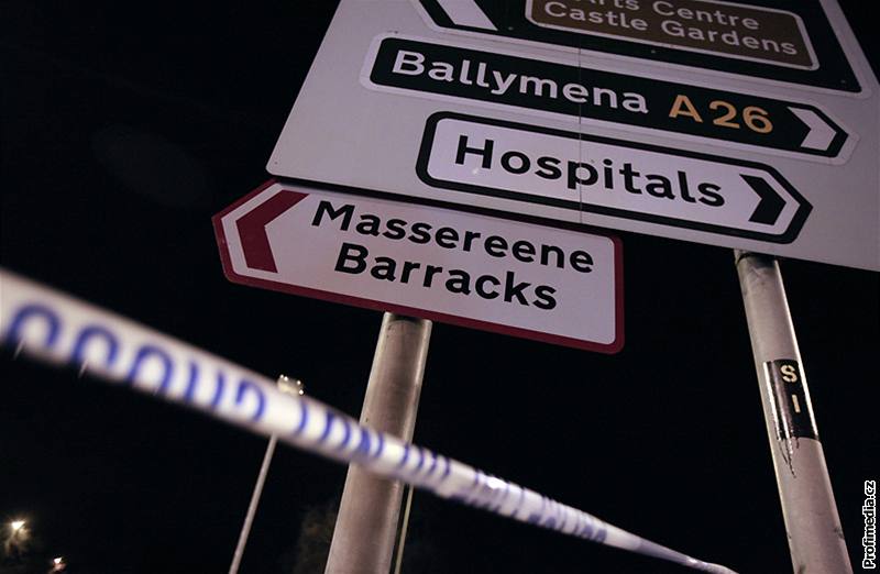 Policejní páska u odboky k britské armádní základn Massereene v Severním Irsku, kde útoníci zabili dva vojáky (7. bezna 2009)