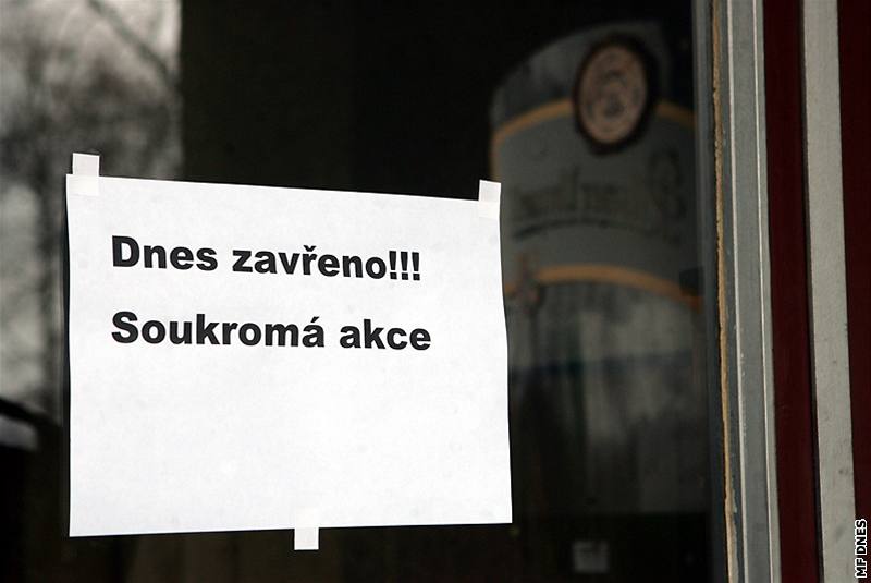 Nápis na dveích restaurace Sokol v Petvald, kde pi stelb na oslav zahynuli tyi lidé. (8. bezna 2009)