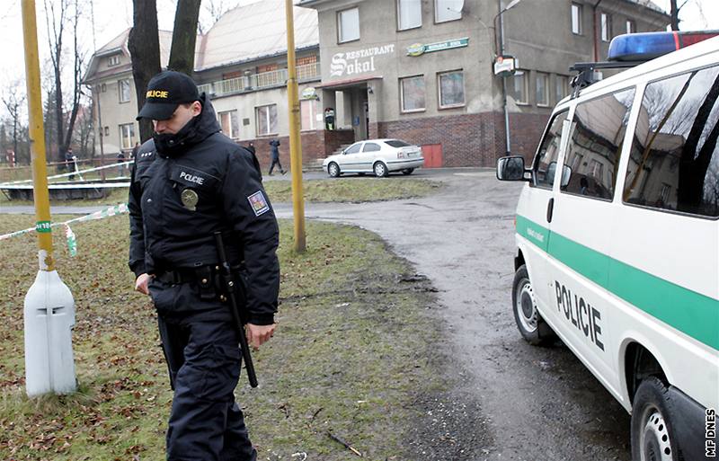 Policie ped restaurací Sokol v Petvald, kde pi stelb na oslav zahynuli tyi lidé. (8. bezna 2009)