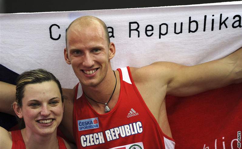 MEDAILISTÉ. Lucie krobáková a Petr Svoboda pod eskou vlajkou po úspných závodech na halovém mistrovství Evropy v Turín.