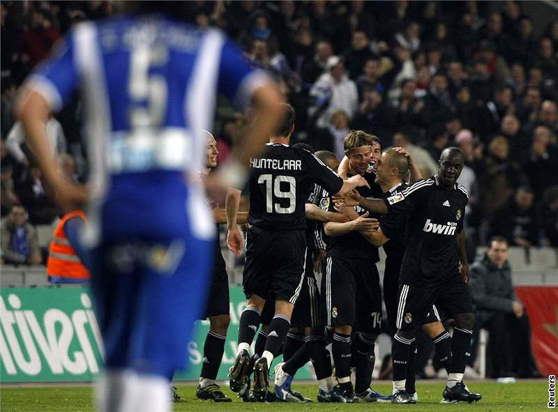Fotbalisté Realu Madrid se radují z gólu proti Espaolu Barcelona