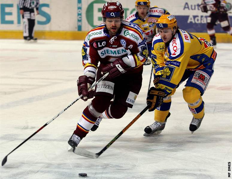 Sparta - Zlín: sparan Michal Bro v souboji s Jiím Kuným.