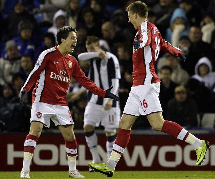 West Bromwich - Arsenal: hostující Nicklas Bendtner (vpravo)  a  Samir Nasri slaví gól