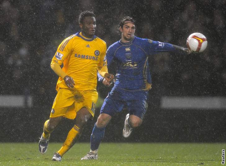Portsmouth - Chelsea: Obi Mikel (vlevo) z Chelsea a Niko Kranjcar.