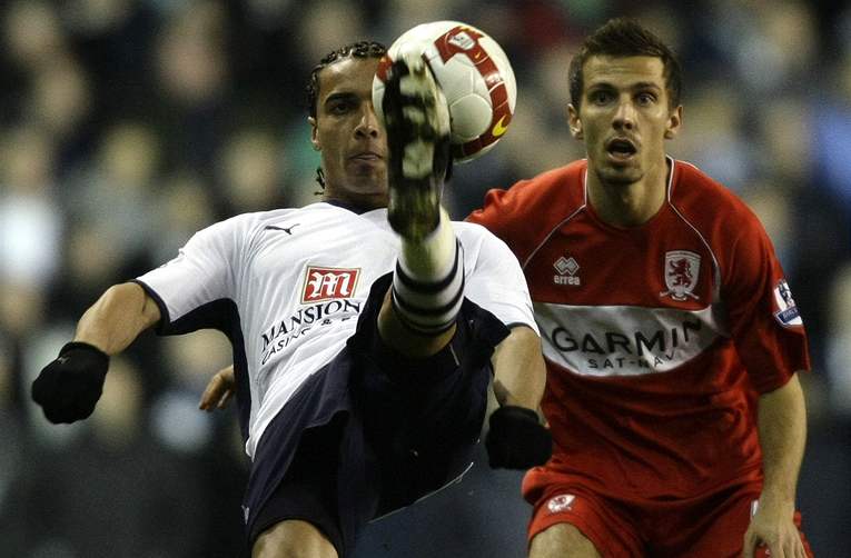 Tottenham -  Middlesbrough: domácí Benoit Assou-Ekotto (vlevo) v souboji s Gary O'Neilem z  Middlesbroughu.