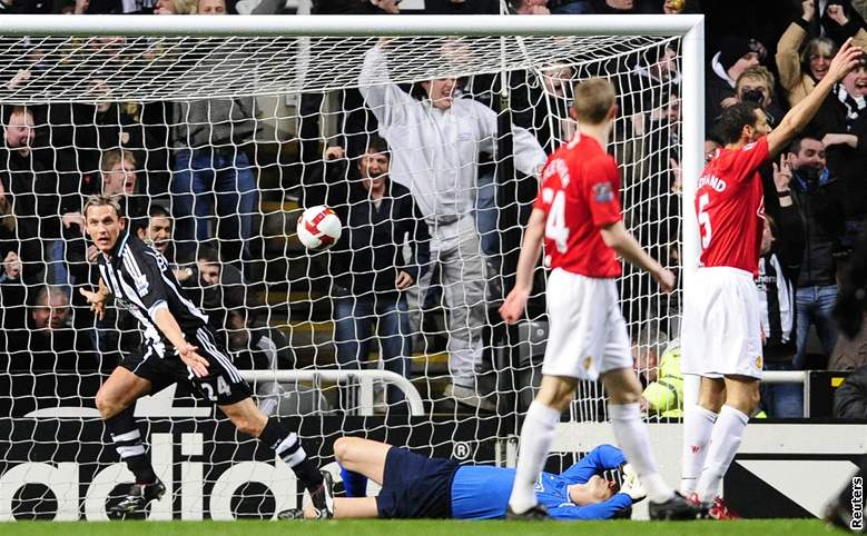 Newcastle - Manchster United: domácí Peter Lövenkrands práv pekonal gólmana van der Sara a ukonil tak jeho rekordní ru neprstelnosti.