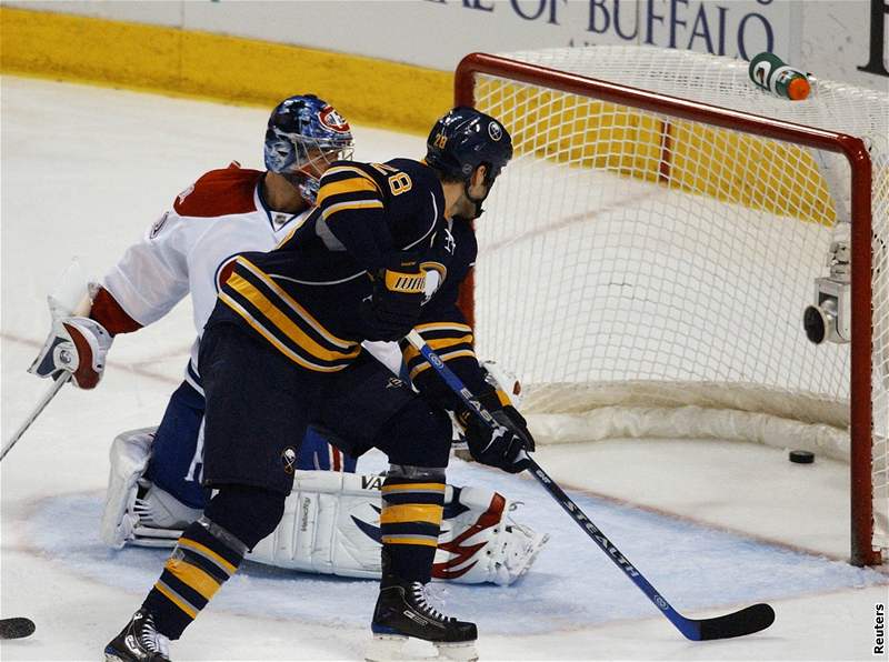 Buffalo - Montreal: hostující branká Carey Price pihlíí puku ve své síti, v popedí stelec Paul Gaustad