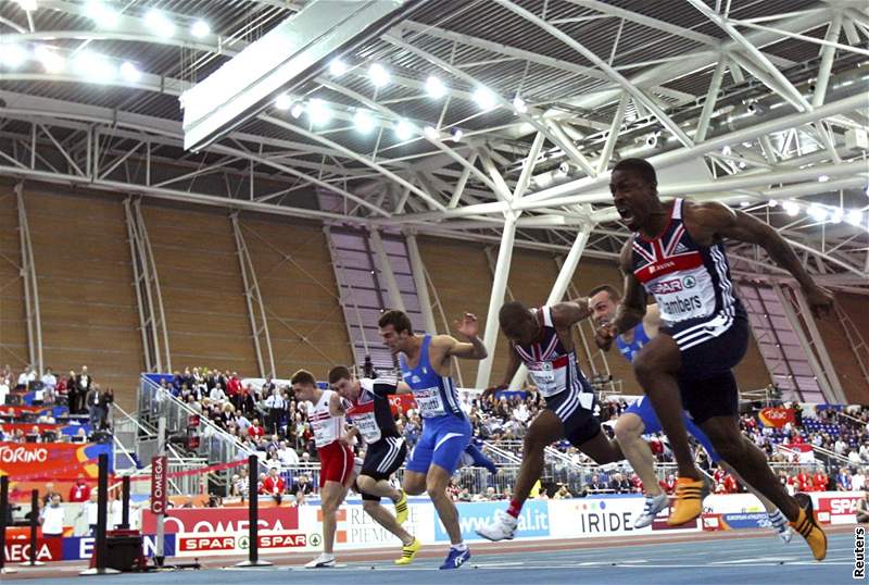 Britský sprinter Dwain Chambers (v popedí) vítzem 60 metr na HMe v Turín.