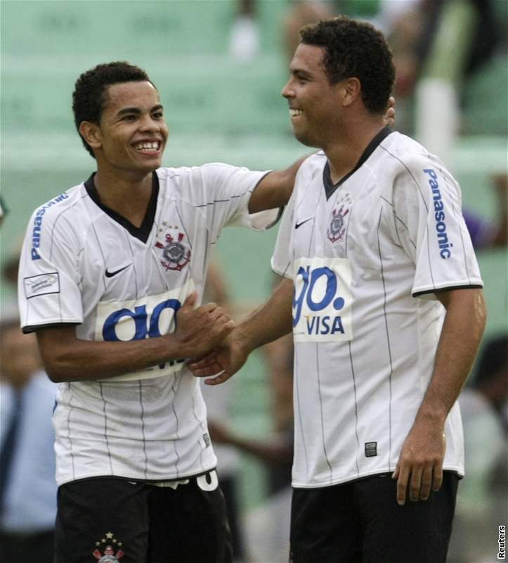 Ronaldo (vpravo) a Dentinho v dresu Corinthians