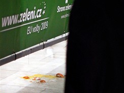 Rozbit vajka, kter mila na Martina Burska po zasedn republikov rady Strany zelench (8. bezna 2009)