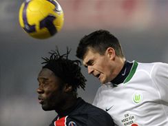 Wolfsburg - Paris St. Germain: imnek (vpravo) a Peguy Luyindula