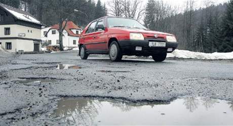 Kvli krtm nemusí mít kraje peníze na opravy rozbitých silnic.