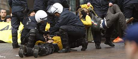 Policejn zsah proti aktivistm Greenpeace ped budovou Rady EU (10. bezna 2009)