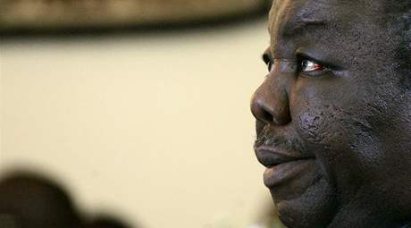 Morgan Tsvangirai pi bohoslub za svou manelku, kter zemela pi autonehod (10. bezna 2009)