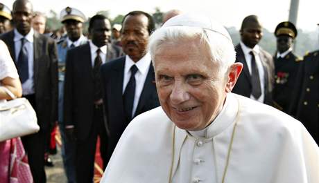 Pape Benedikt XVI. po píletu do Kamerunu (17. bezna 2009)