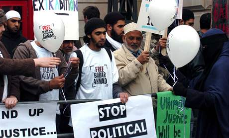 Protest proti vznní Babara Ahmada v Londýn