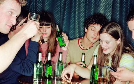 Popíjení alkoholu mladistvými se stává ím dál tím vtím problémem. Ilustraní foto