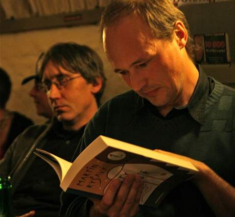 Martin Ryavý te ze své knihy 10. února v praském Café Fra, vlevo za ním editor Cest na Sibi Marek Vajchr