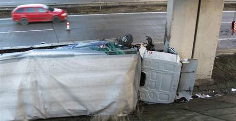 Jihomoravtí hasii zasahovali u dopravní nehody kamionu na dálnici D1 (13. bezna 2009)