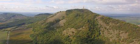 Pálava, vrch Dvín s vysílaem (vpravo)