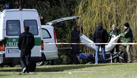 Policisté odnáejí tlo zabitého lovka ze koly Albertville, kde ádil ílený stelec. (11. 3. 2009)