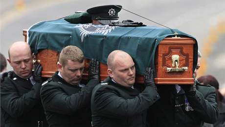 Poheb irskho policisty Stephena Carrolla, kterho zabili pvrenci odtpeneck skupiny Pokraovn IRA. (13. bezen 2009)