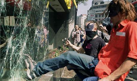 Protesty v Londn v ervnu 1999 proti dluhu tetho svta.