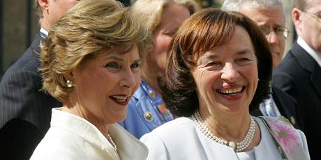Livia Klausová hostila v roce 2007 v Praze první dámu Spojených stát Lauru Bushovou.