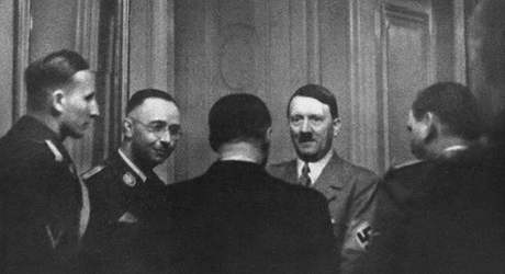 Adolf Hitler se svými nejvrnjími - vleva Reinhard Heidrych a elem Heinrich Himmler.