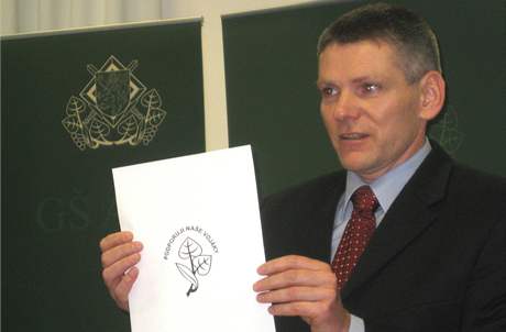 Prezident Asociace obranného a bezpenostního prmyslu Jií Hynek pedstavuje emblém nadace Podporuji nae vojáky (19. bezna 2009)