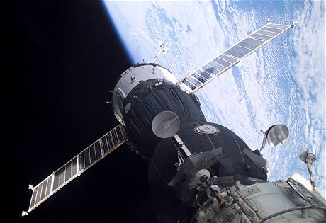 Dopravní lo Sojuz pipojená k Mezinárodní vesmírné stanici ISS