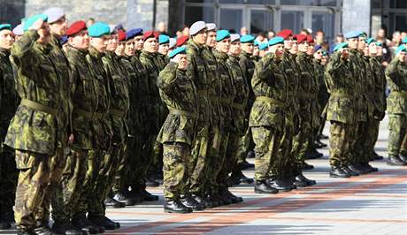 Deset let vstupu eska do NATO si pipomnli vojci ve Vykov slavnostnm nstupem.