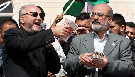 Britský poslanec George Galloway pedává osobn peníze Ziadovi Al-Zazovi, ministrovi financí z radikálního hnutí Hamas.