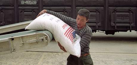 Nad americkou potravinovou pomocí pro KLDR visí otazníky. Pchjongjang si ji nepeje.