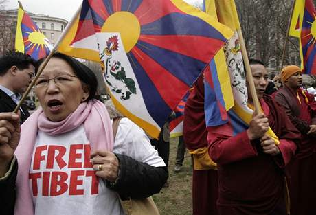 Protesty za Tibet ped ínskou ambasádou ve Washingtonu