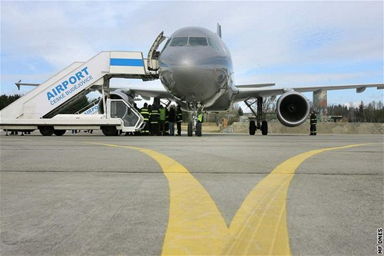 Na eskobudjovickém letiti pistál vládní speciál Airbus A - 319. (18. bezna 2009)