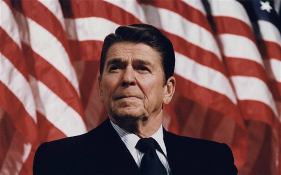AIDS byla nová hrozba. Prezident Reagan prakticky nabádal obany, aby se zcela zdreli sexu.