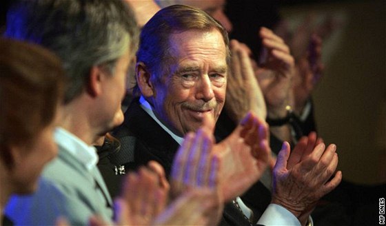 Václav Havel na pedávání Ceny Alfréda Radoka za rok 2008, kde získal trofej za za inscenaci Odcházení (14. bezna 2009).