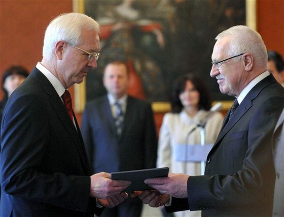 Václav Klaus jmenuje Jiího Drahoe éfem Akademie vd (13. bezna 2009)