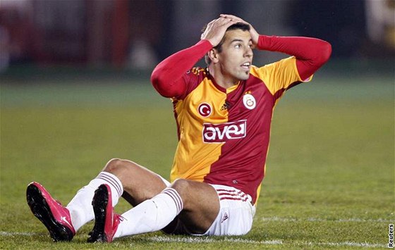 Z TOHO BOLÍ HLAVA. Milan Baro proil v dresu Galatasaraye nejhlasitjí utkání v historii sportu.